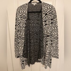 Black and White Patterned Women's Sweater American Eagle Size L